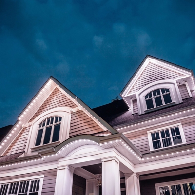 Permanent residential roofline lighting Photo